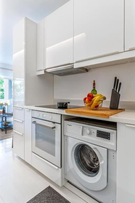 Apartment Hidden Gem: 2br Artistic Retreat In Glyfada Center