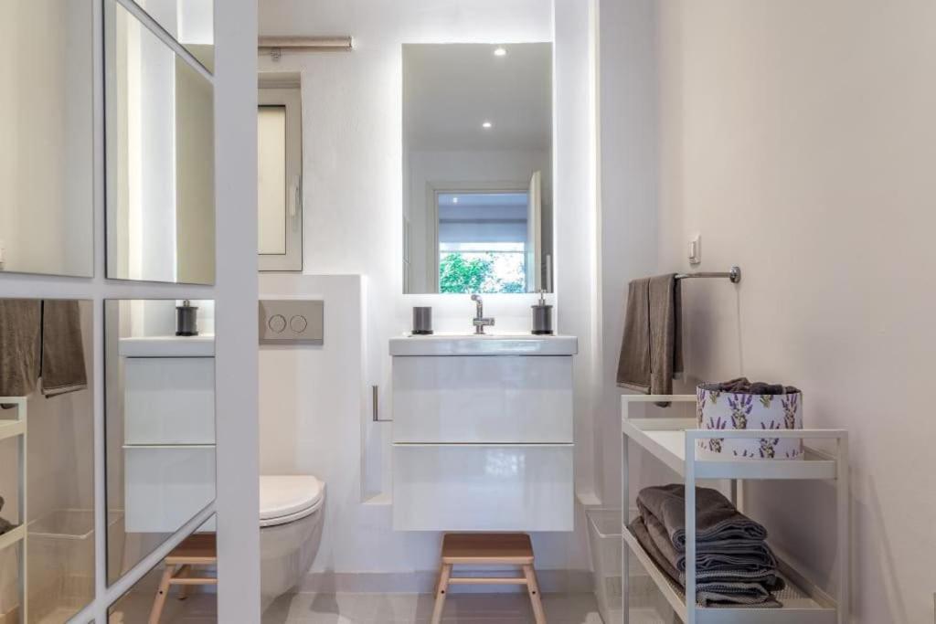 Hidden Gem: 2br Artistic Retreat In Glyfada Center Apartment *