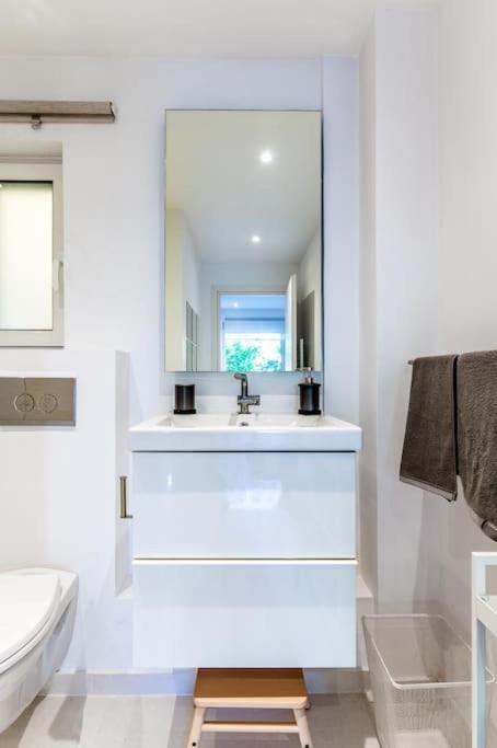 Hidden Gem: 2br Artistic Retreat In Glyfada Center * Athens